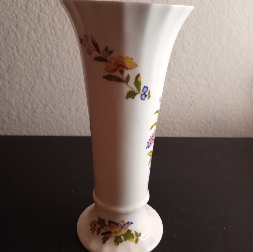 STUNNING Aynsley England Handpainted Porcelain 6.5" Bud Vase.